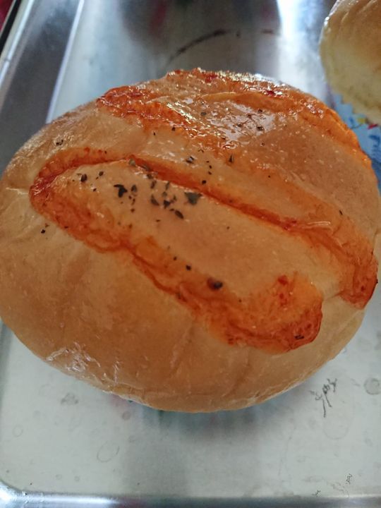 Roti Masih Panas2 Walau Cuaca Mendung Di Luar. 