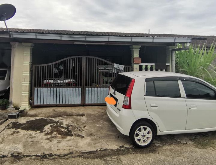 Teres Setingkat Berhadapan Padang, Perumahan Kos Rendah Kampung 