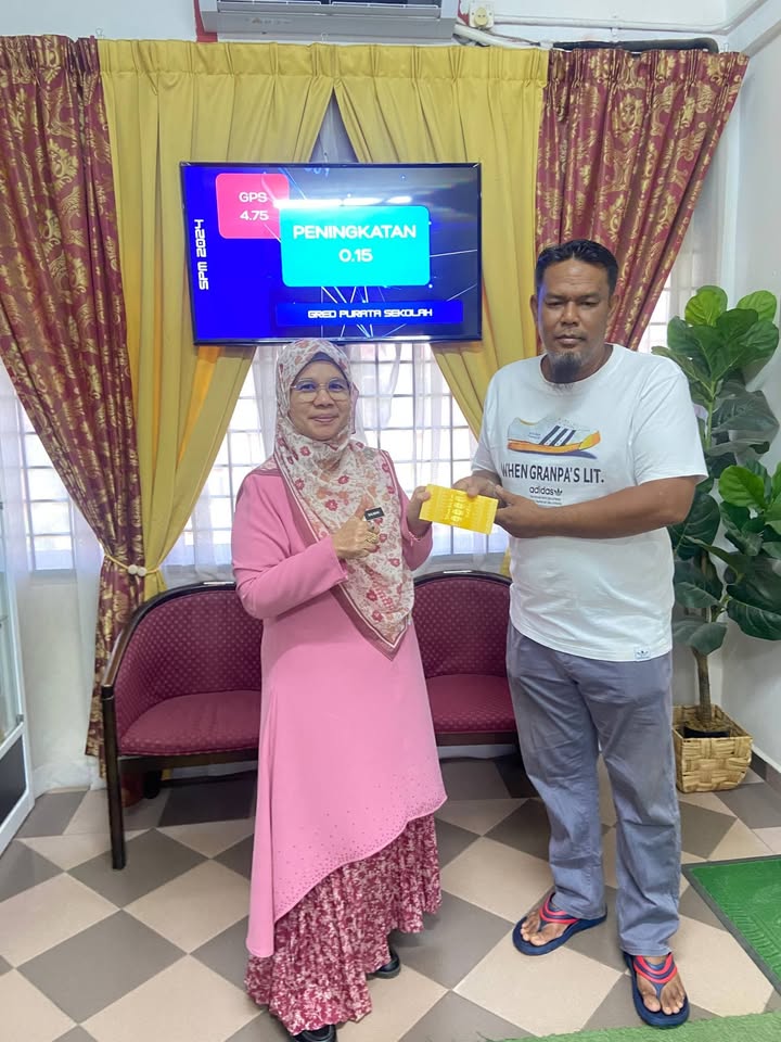 Sumbangan Unit Kebajikan Kepada Nur Aimi Kelas 3 