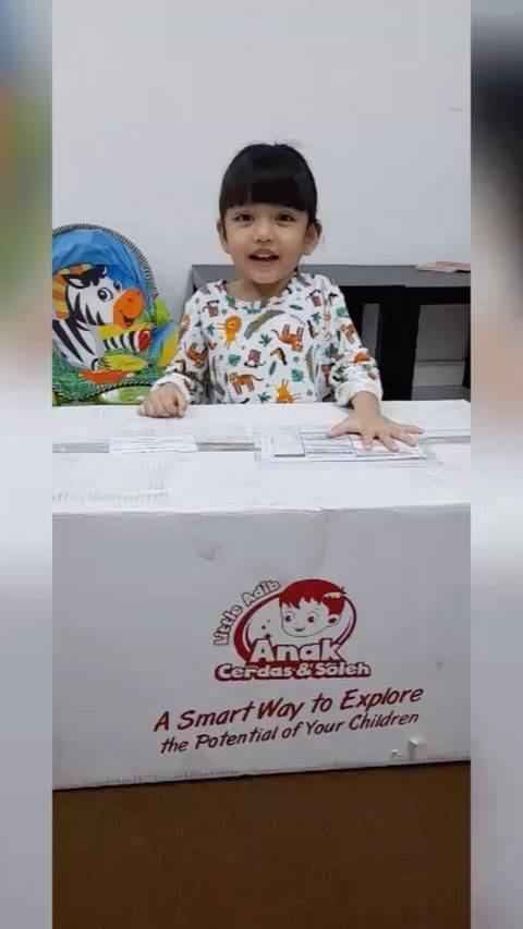 Happy Sungguh Anak Comel Ini Bila Dapat Buku-buku Happy Sungguh Anak Comel Ini Bila Dapat Buku-buku