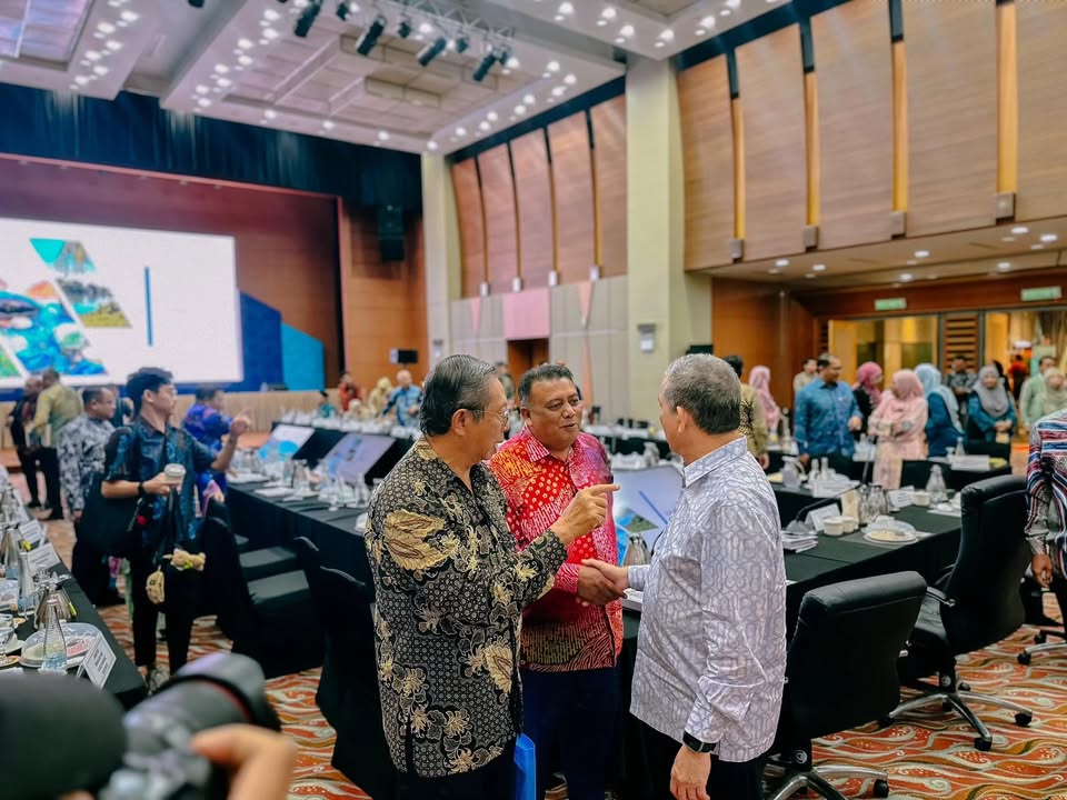 Menghadiri Mesyuarat Jawatankuasa Khas Menangani Kemerosotan Kualiti Air 
