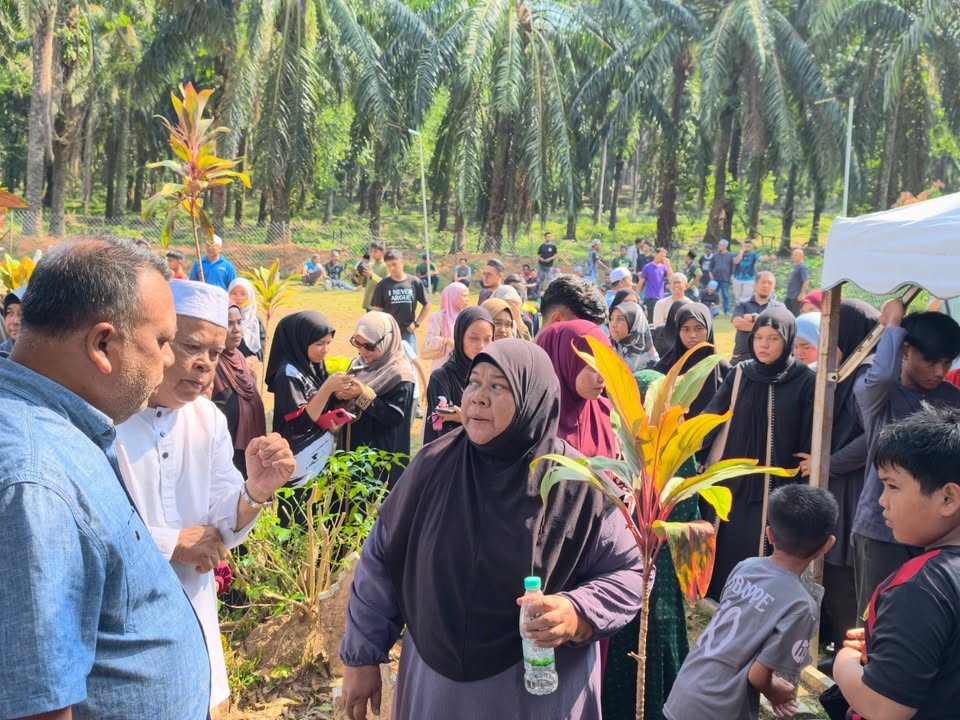 Menziarahi Allahyarham Muhammad Muiszudin 