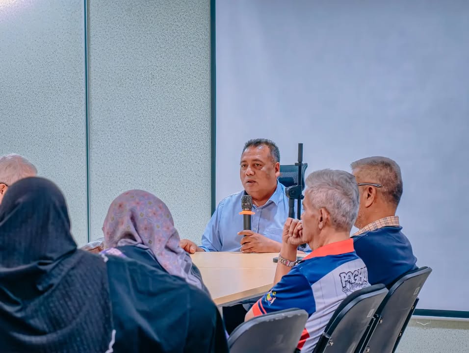 Serahan Sumbangan Kepada Peniaga Dun Ayer Limau 