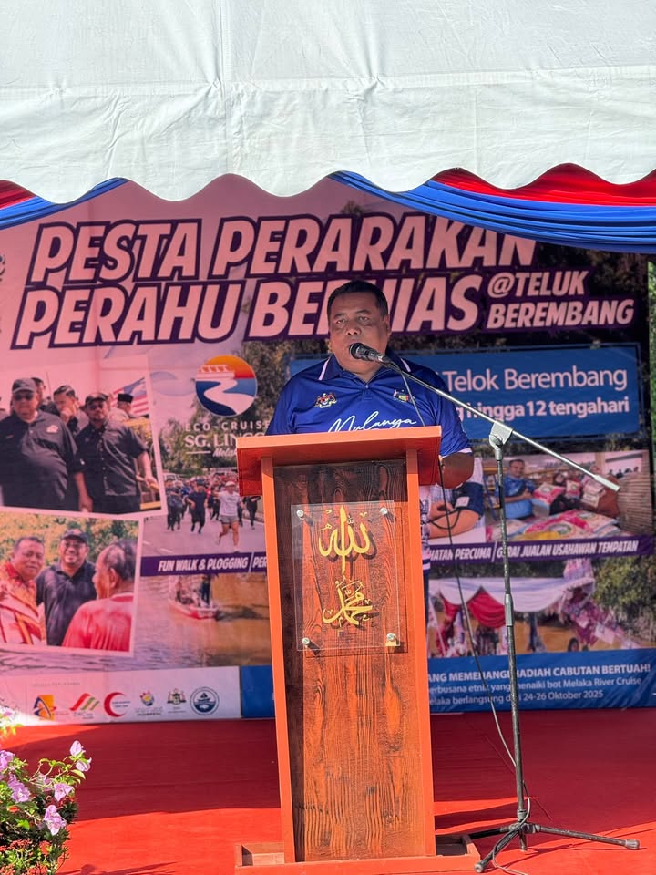 Pesta Perarakan Perahu Berhias Di Jeti Nelayan Teluk 