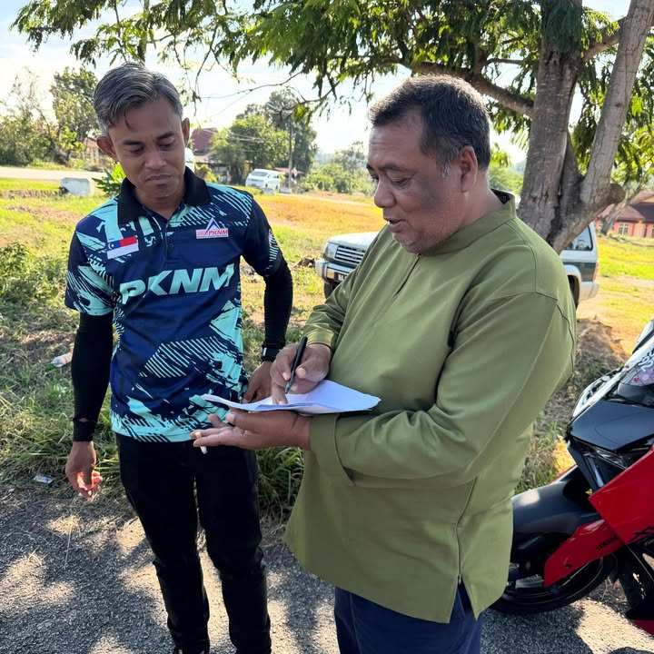Mengadakan Perbincangan Di Tapak Dewan Terbuka Balai Komuniti 