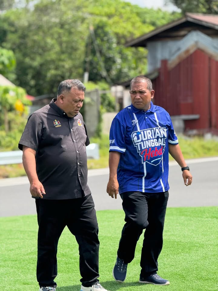 Mengadakan Lawatan Ke Bulatan Pantai Belimbing, Durian Tunggal 