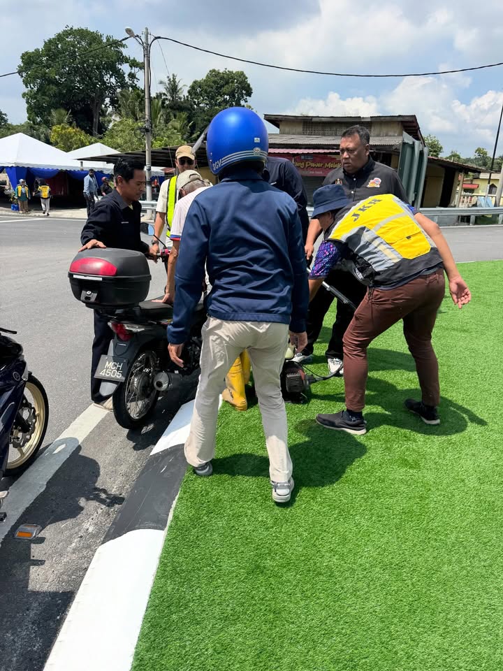 Membantu Seorang Penunggang Motorsikal Yang Terbabas Sendiri Di 