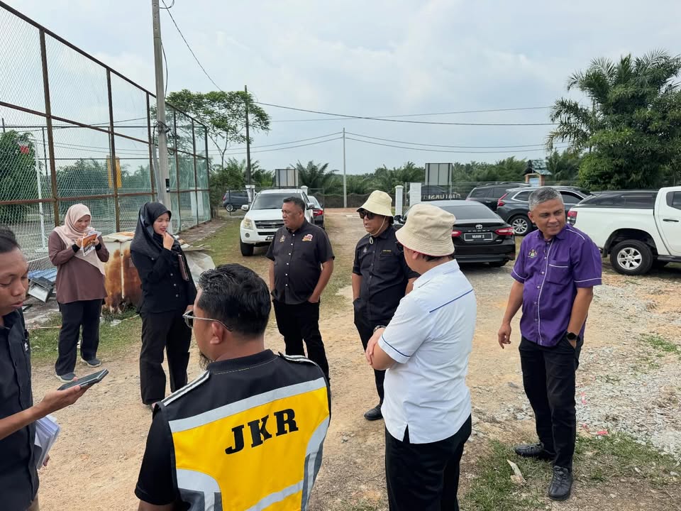 Mengadakan Lawatan Ke Tapak Pembinaan Dewan Terbuka Di 