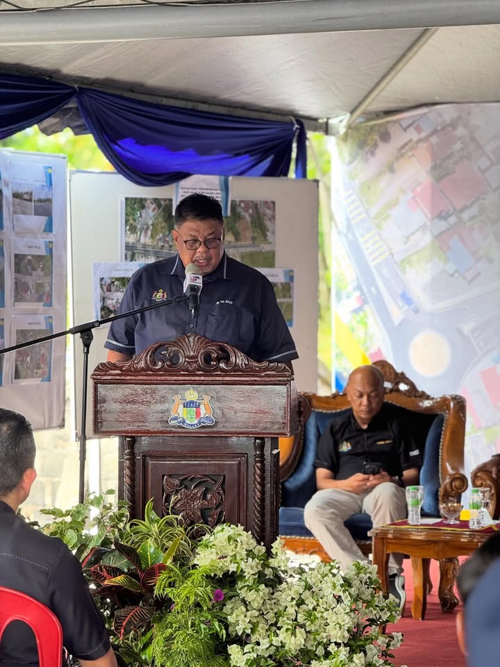Majlis Perasmian Bulatan Pantai Belimbing, Durian Tunggal Oleh 