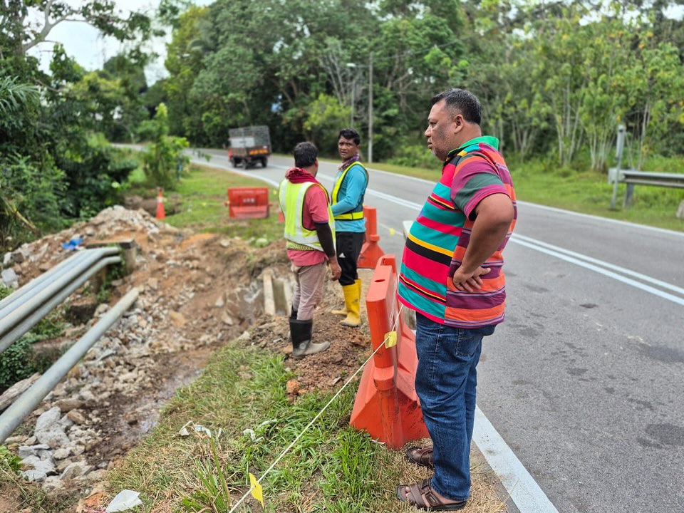 Melihat Kerja-kerja Pembaikkan ‘crossing Culvert’ Di Jalan Ramuan 