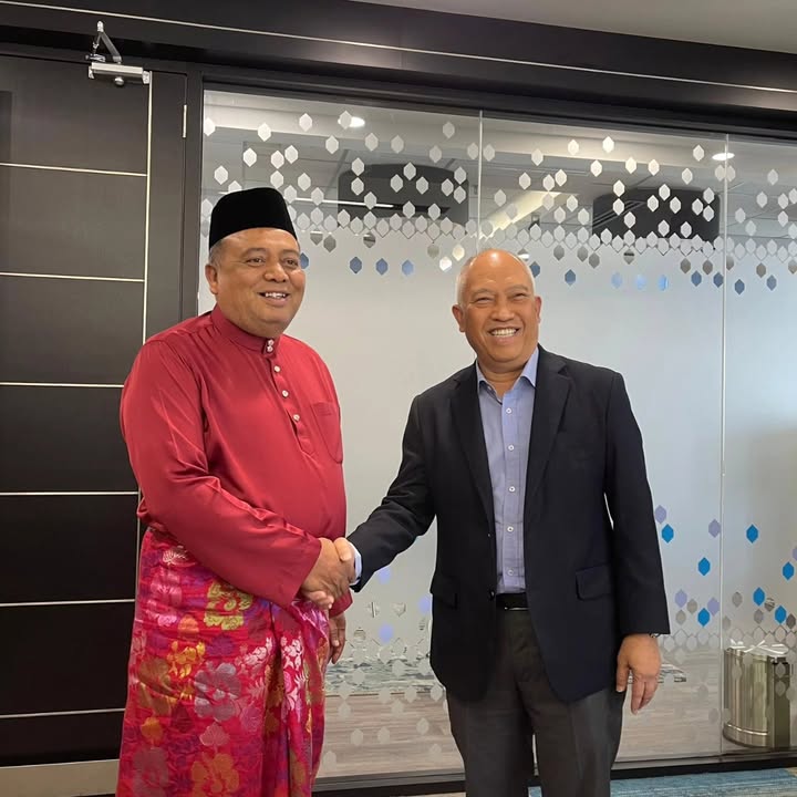 Mengadakan Kunjung Hormat Ke Atas Ketua Pegawai Eksekutif 