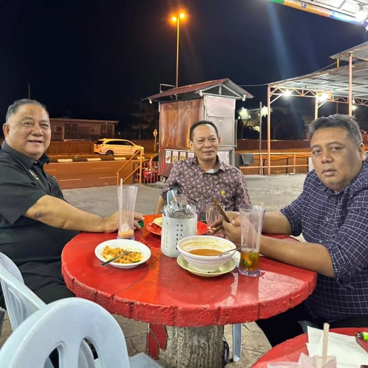 Ngeteh + Sembang + Gelak = Cara Kita 