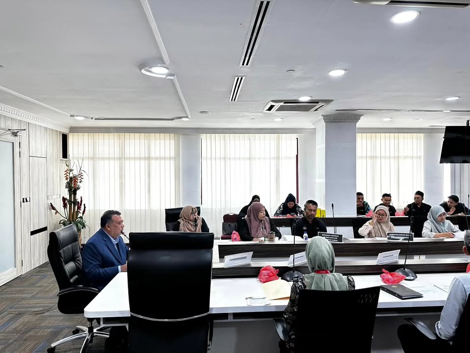 Mempengerusikan Mesyuarat Jawatankuasa Pengorekan Jalan Negeri Melaka Bagi 
