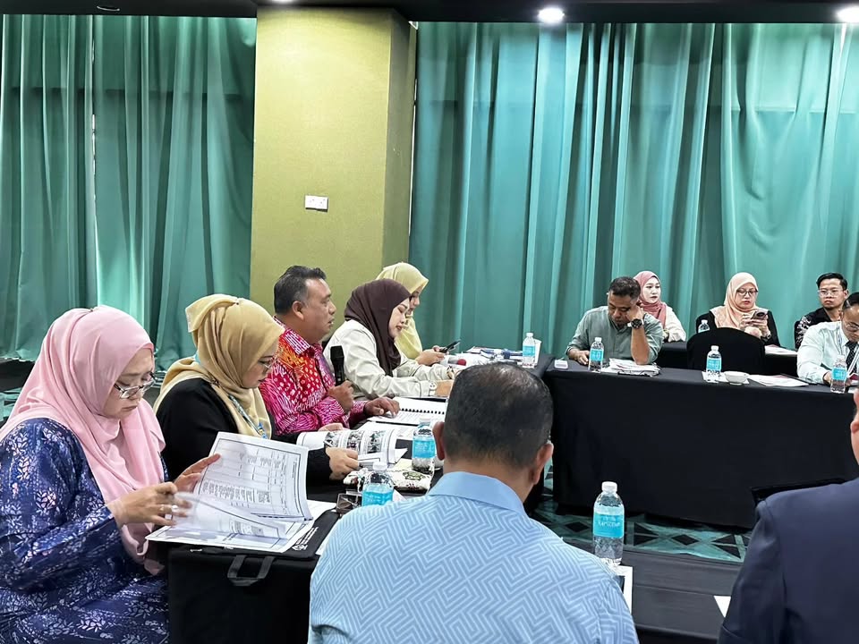 Menghadiri Mesyuarat Agung Majlis Keselamatan Jalan Raya (mkjr) 