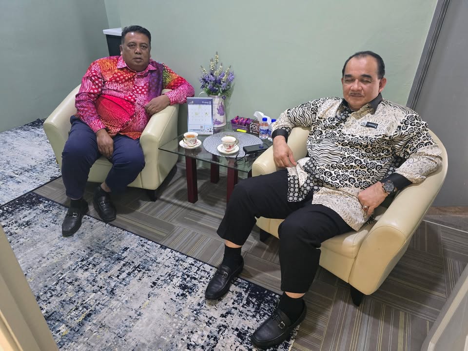 Bersama Datuk Murad Pengurus Besar Lembaga Perumahan Melaka. 