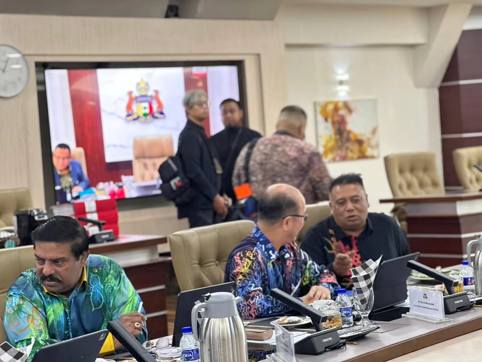 Menghadiri Mesyuarat Exco Negeri Bagi Membincangkan Pelbagai Agenda 