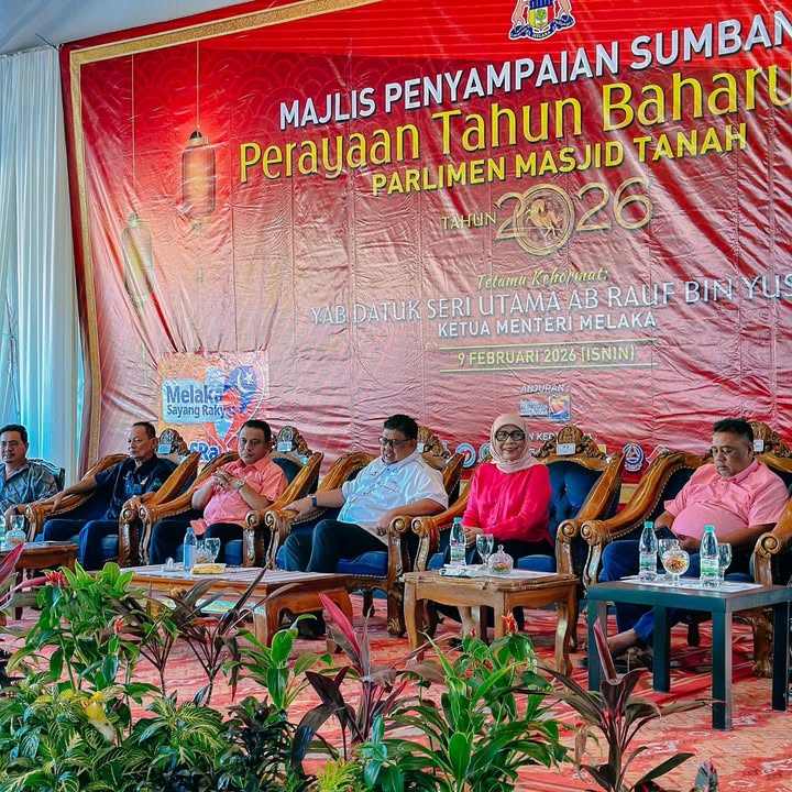 Menghadiri Majlis Penyampaian Sumbangan Perayaan Tahun Baharu Cina 
