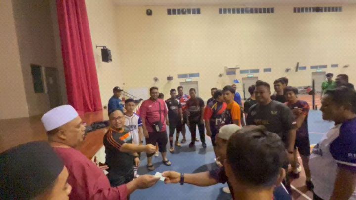 Menghadiri Pertandingan Sepak Takraw (todi) Tertutup Pdm Kampung 