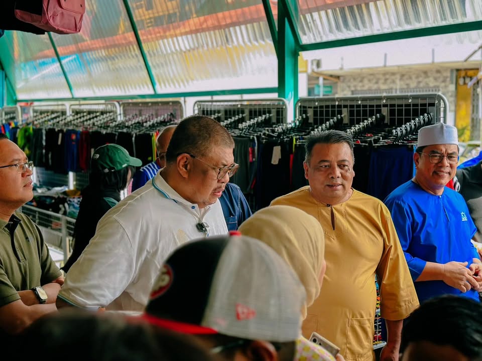 Menghadiri Program Sumbangan Baju Raya Parlimen Masjid Tanah 