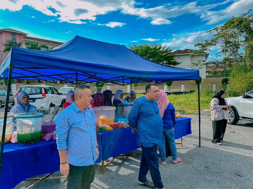 Menghadiri Program Edaran Air Balang Anjuran Puteri Umno 
