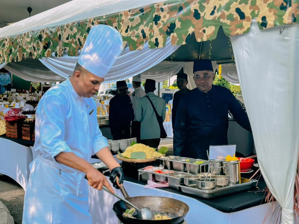 Dapat Menghadiri Bersama Isteri Ke Majlis Jamuan Hari 