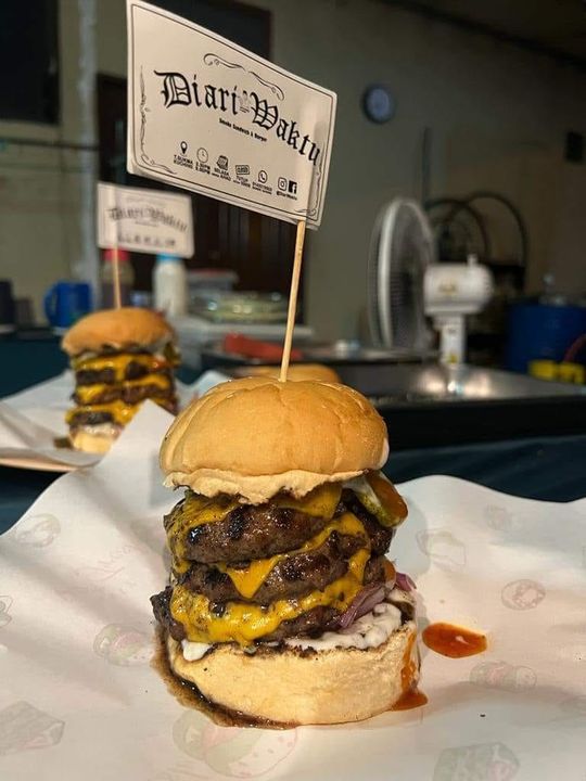 Penangan Triple Cheese Burger Alu Tutup Hari Minggu 