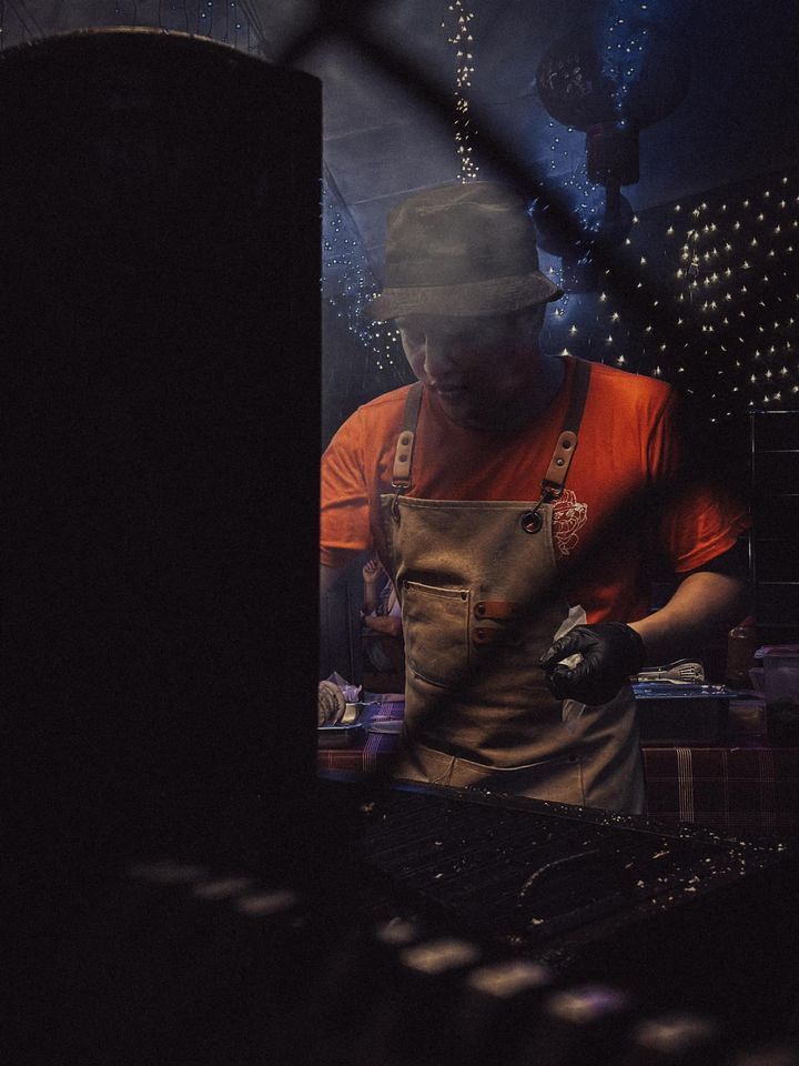 Our Grillmaster,sentiasa Memastikan Panggangan Masak Dan Berjus Sesuai 