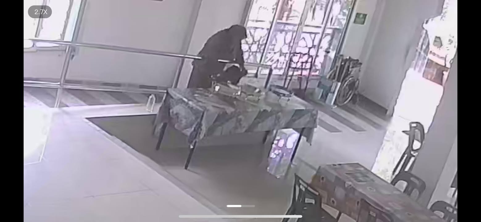 Orang Islam Datang Ke Masjid Untuk Bersolat Tapi 