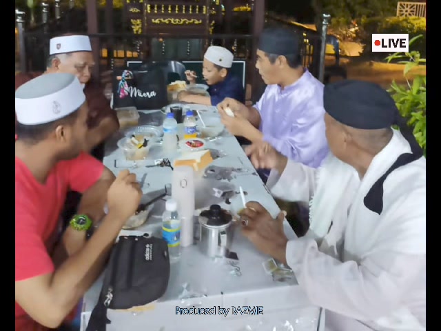 Alhamdulillah Usai Solat Tarawikh Para Tetamu Bermoreh Bersama 