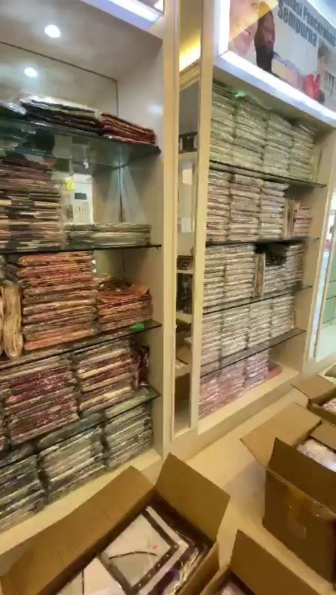 Stock Tengah Panas..berpeluh2 Org Pos  Angkat Kotak.sis 