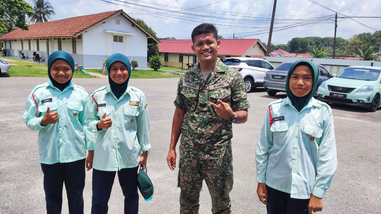 9 Orang Ahli Tunas Kadet Remaja Sekolah ( 