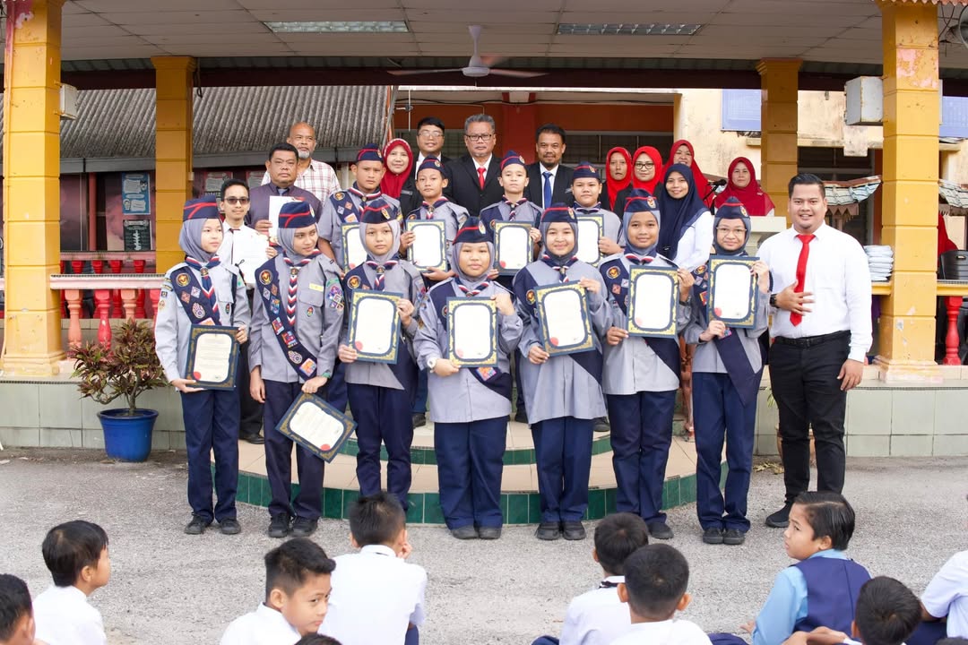 Penyampaian Sijil Anugerah Rambu Pengakap Malaysia Kepada Penerima 