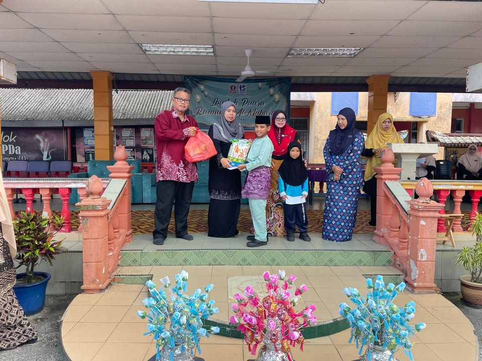 Majlis Penyampaian Bakul Ramadan Dan Duit Raya Kepada 