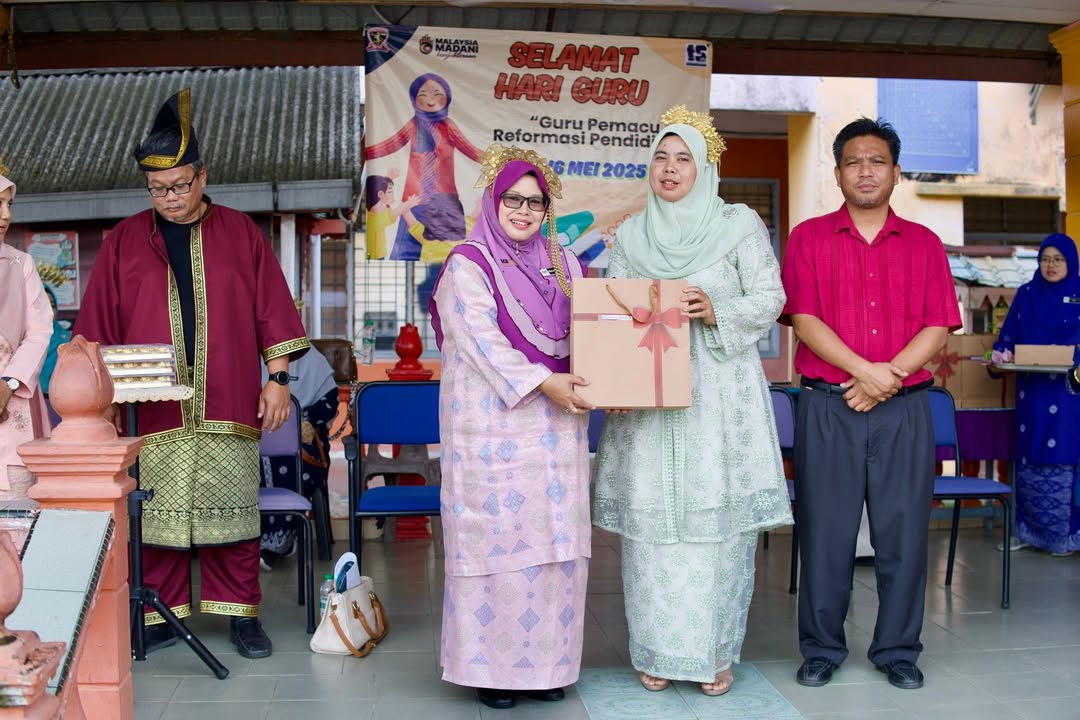 Penyampaian Hadiah Hari Guru Daripada Pibg Sk Merlimau 