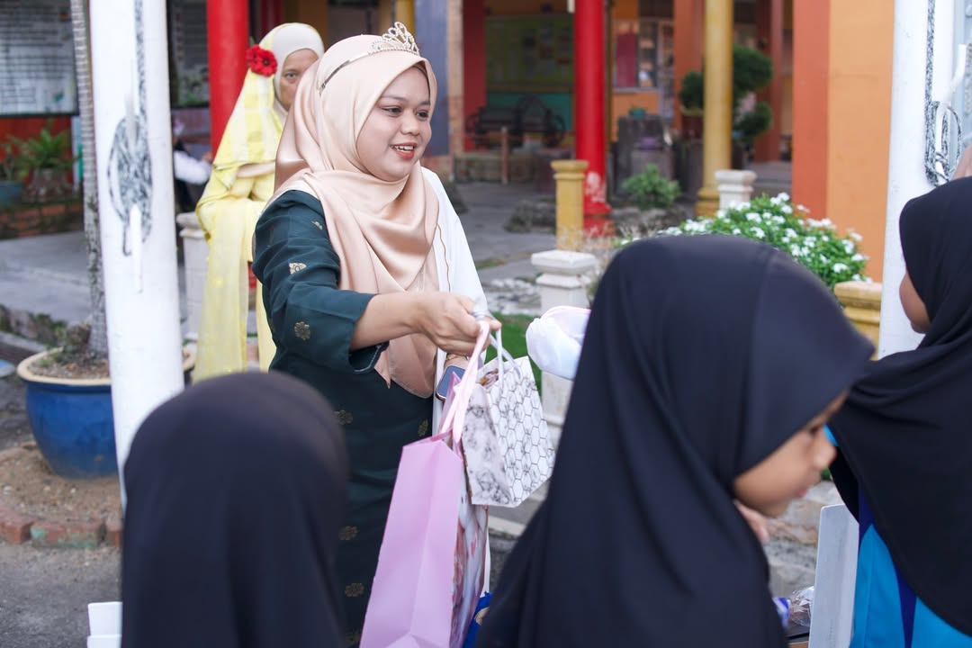 Sesi Penyampaian Hadiah Kepada Guru Tersayang Oleh Murid 