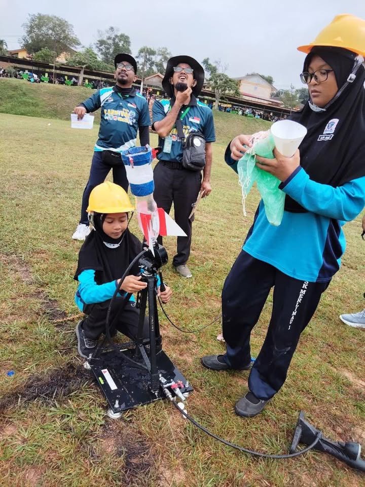 Pertandingan Roket Air Peringkat Negeri Melaka Di Karnival 