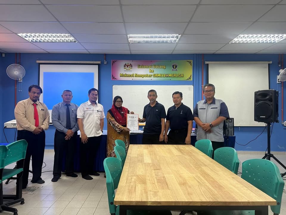 Pembentangan Kertas Kerja Sekolah Angkat Madani Bersama Wakil Pembentangan Kertas Kerja Sekolah Angkat Madani Bersama Wakil
