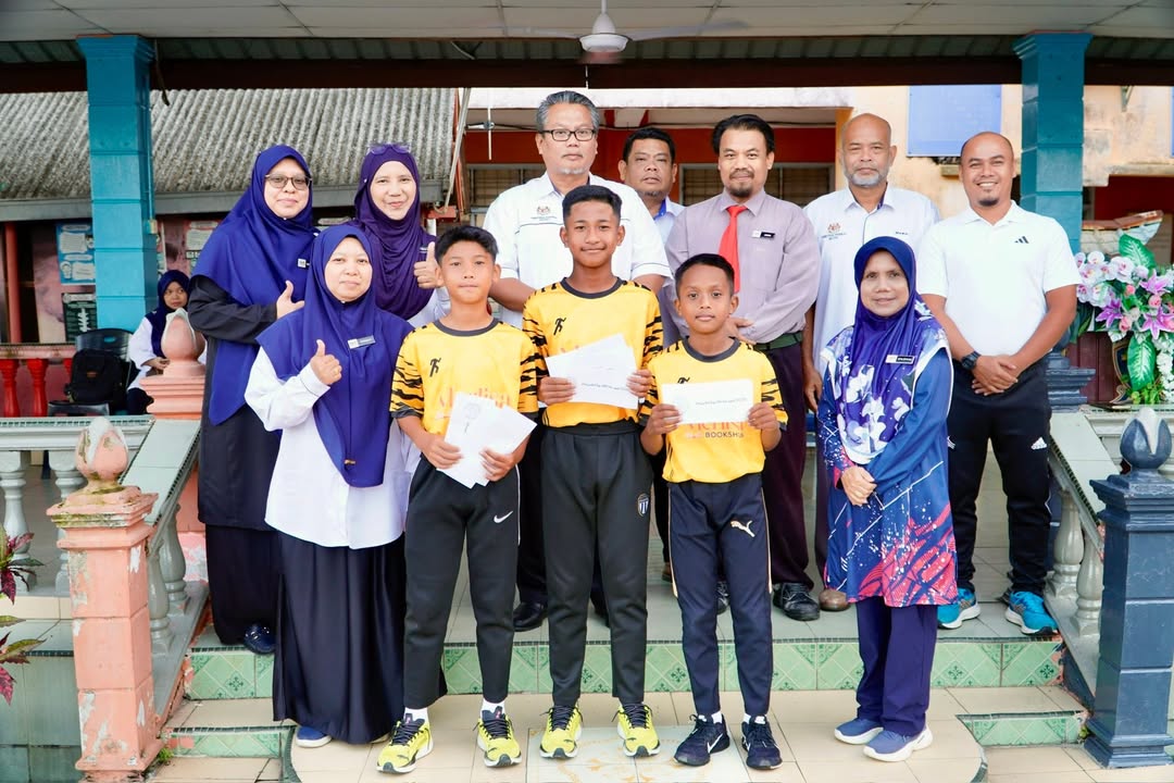 Penyerahan Wang Sumbangan Kepada Pemain Merlisa Fc Yang 
