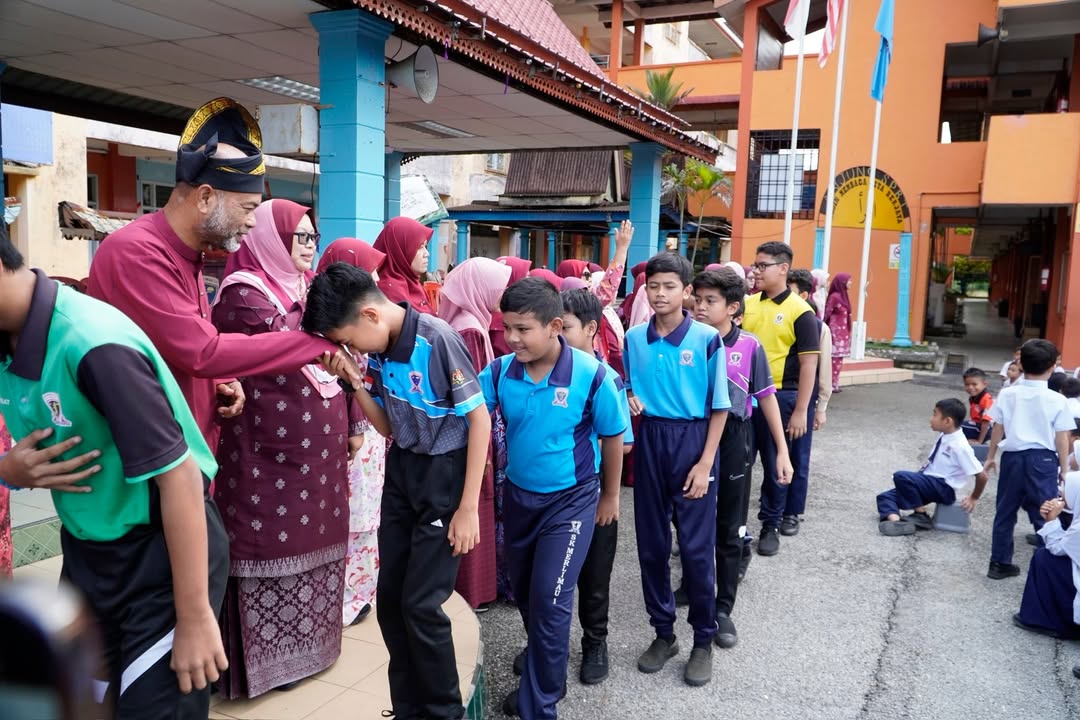 Sesi Bersalam-salaman Bersama Murid Tahun 6 Yang Akan 