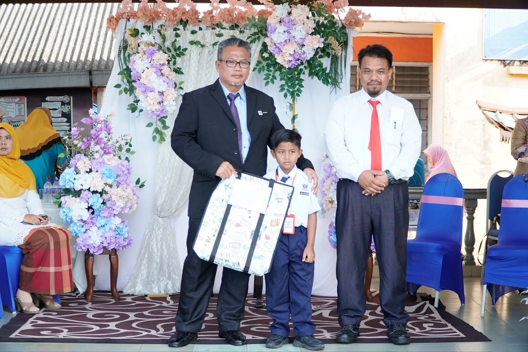 Sesi Penyampaian Hadiah Kepada Cikgu Mohd Husaini Bin 