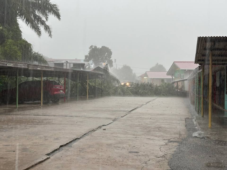 Pada Petang Ini Merlisa Dilanda Bencana Angin Ribut 