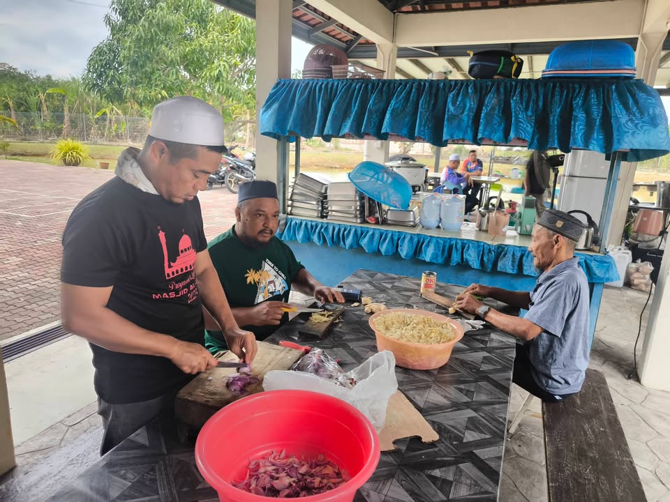 Program Agihan Bubur Lambuk Masjid Al-aminin Diteruskan Untuk 