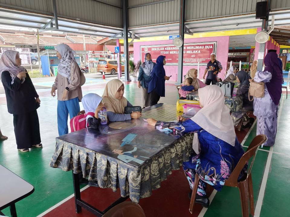 Penyerahan Bantuan Awal Persekolahan (bap) Kepada Ibu Bapa/penjaga 