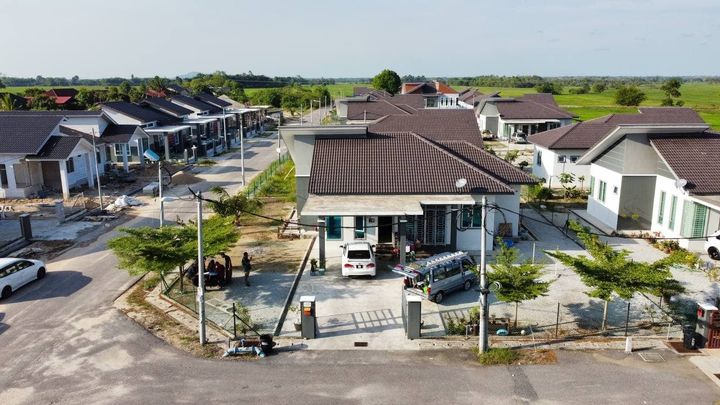 “...banglo Tepi Jalan Padang Pak Amat, Pasir Puteh 