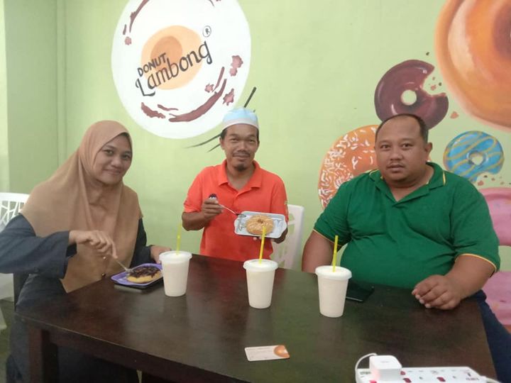 Mula2 Singgah Beli Donut Lambong Kat Kiosk Tepi 