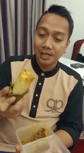 Ummmpphh... Sedapnyaa Lemang Ni. Selebihnya Biar Video Yang 