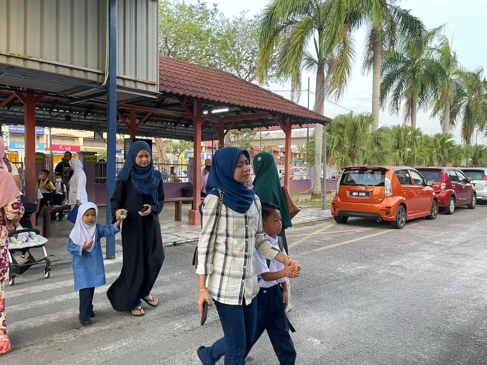Sekitar Suasana Hari Pertama Persekolahan Sesi Akademik 2023/2024. 