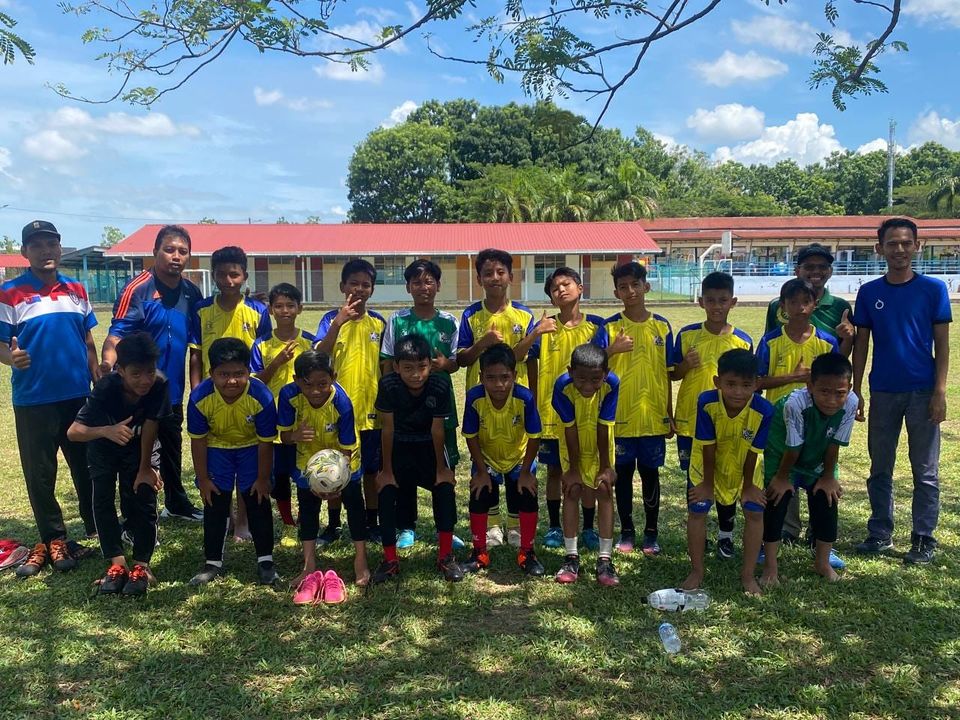 Pasukan Bola Sepak Sekolah Yang Mewakili Sekolah Ke 