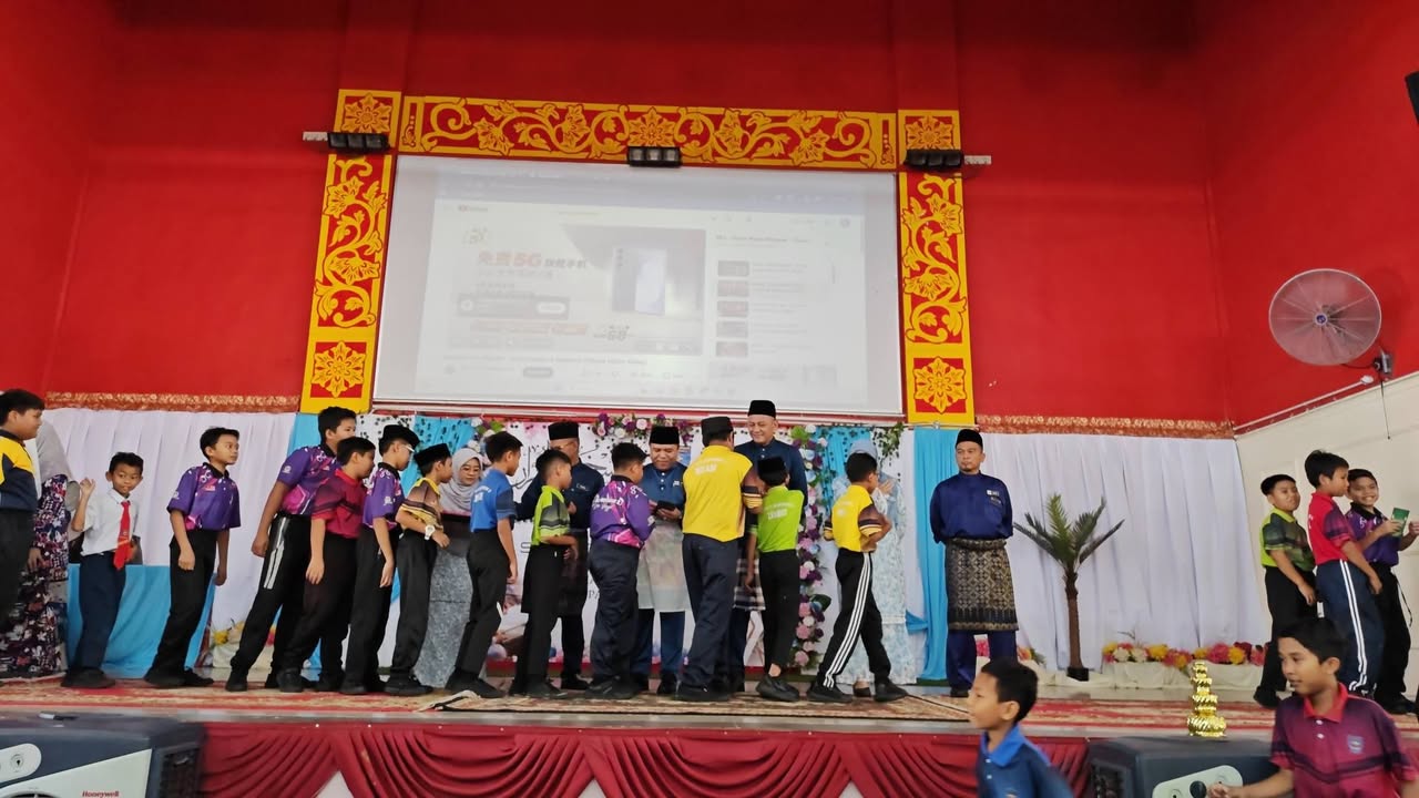 Pemberian Duit Raya Anjuran Unit Kebajikan 