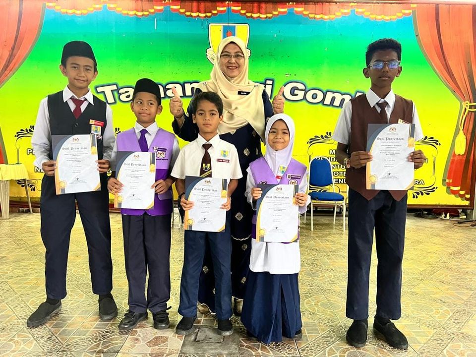 Penyampaian Sijil Kepada Murid Yang Telah Mengharumkan Nama 